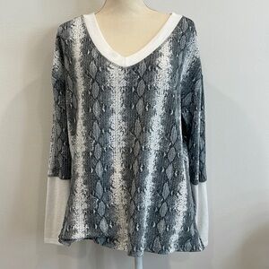 Beautiful Printed Blouse With Detailed back!